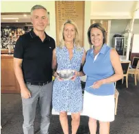  ??  ?? Winners Ian and Sally Longdon are pictured receiving the Snow Trophy from Lady Vice Captain, Jenny Piecha.