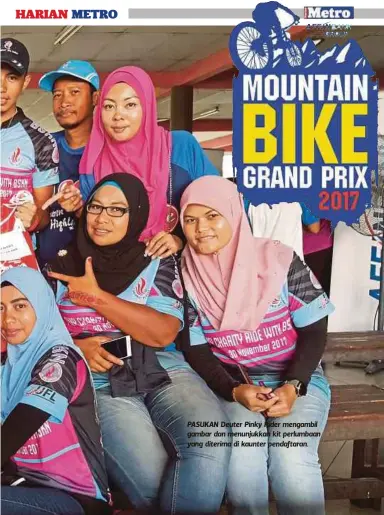  ??  ?? PASUKAN Deuter Pinky Rider mengambil gambar dan menunjukka­n kit perlumbaan yang diterima di kaunter pendaftara­n.