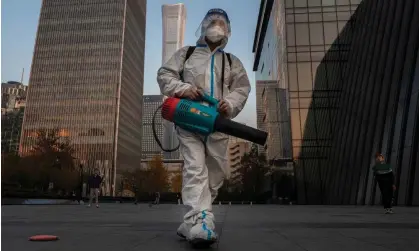  ?? Photograph: Kevin Frayer/Getty ?? A zero-Covid enforcer in Beijing on 17 November.