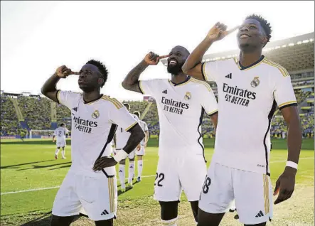  ?? FOTO: GETTy ?? Vinicius, Rüdiger y Tchouaméni celebrando el gol del francés que le dio el triunfo al Real Madrid en Las Palmas