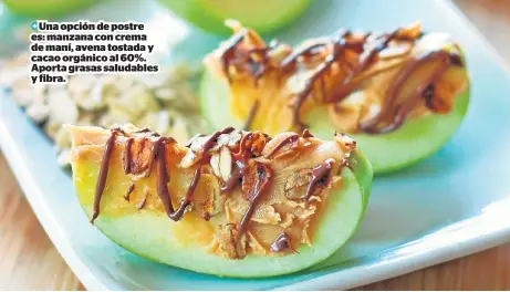  ??  ?? Una opción de postre es: manzana con crema de maní, avena tostada y cacao orgánico al 60%. Aporta grasas saludables y fibra.