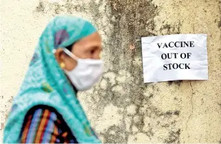  ??  ?? A notice about the shortage of coronaviru­s disease (COVID-19) vaccine supplies is seen at a vaccinatio­n centre, in Mumbai. (Reuters)