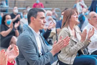  ?? EFE ?? El presidente de Gobierno, Pedro Sánchez, con la candidata socialista vasca, Idoia Mendia, este viernes en Vitoria.