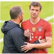  ?? FOTO: DPA ?? Hansi Flick (l.) bedankt sich nach dem Spiel bei Thomas Müller.