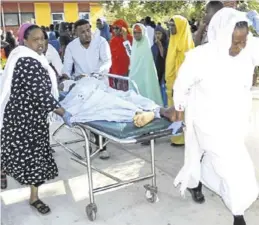  ?? SAID YUSUF WARSAME ?? Un herido por la explosión es trasladado a un hospital.