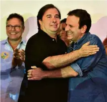  ?? José Lucena/Futura Press/Folhapress ?? Rodrigo Maia e Eduardo Paes durante convenção do DEM no Rio de Janeiro