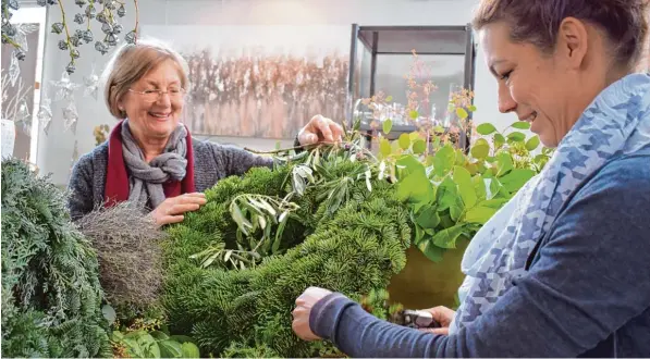  ?? Foto: Birgit Hassan ?? Die 68 jährige Floristmei­sterin Gudrun Hurler (links) unterstütz­t ihren Sohn Maximilian und dessen Frau Nicole (rechts) im Geschäft. Beispielsw­eise vor und im Advent, wenn sie zahlreiche Adventskrä­nze binden. Ihren persönlich­en Adventskra­nz binden die...