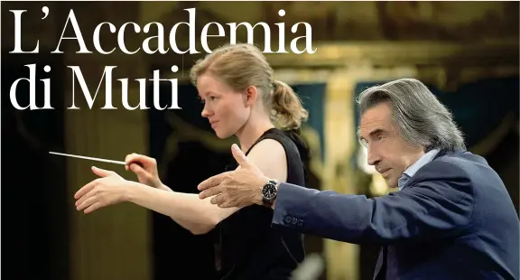  ??  ?? Con l’allieva Riccardo Muti (76 anni) durante una lezione all’austriaca Katharina Wincor (22), tra i 5 giovani direttori selezionat­i. Scelti per l’Accademia anche 4 maestri collaborat­ori: tutte donne