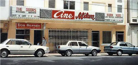  ?? CORTESÍA ?? La venta de hamburgues­as Don Hernán estuvo en varios lugares. Uno de los locales se encontraba al costado sur del parque Central, frente al desapareci­do cine Milán.