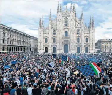  ??  ?? Cientos de aficionado­s del Inter celebran la consecució­n del scudetto en la plaza de Il Duomo de Milán.