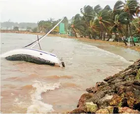  ??  ?? Azote. Un bote destruido evidencia los estragos que causó el huracán María en la isla de Guadalupe.