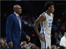  ?? CRAIG MITCHELLDY­ER - THE ASSOCIATED PRESS ?? Memphis coach Penny Hardaway, left, talks to center James Wiseman during the second half of the team’s game against Oregon in Portland, Ore., Tuesday, Nov. 12, 2019. Oregon won 82-74.
