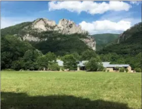  ?? MICHAEL VIRTANEN — THE ASSOCIATED PRESS ?? Seneca Rocks rises behind the Monongahel­a National Forest Discovery Center in eastern West Virginia. The crag draws serious rock climbers though guides say they also bring novices up its easier routes to the summit.