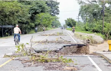  ??  ?? DESTRUCCIÓ­N. El tránsito vehicular hacia Corinto sigue afectado por los daños en la carretera.