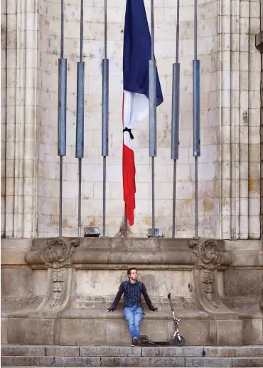  ?? Foto: AFP/Damien Meyer ?? Französisc­he Flagge mit Trauerflor: In der Stichwahl stehen Faschismus und Neoliberal­ismus zur Wahl.