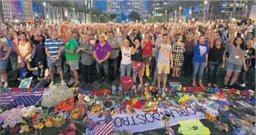  ?? Carolyn Cole Los Angeles Times ?? THOUSANDS GATHER to honor those killed during the Pulse nightclub shooting in Orlando, Fla., in 2016.