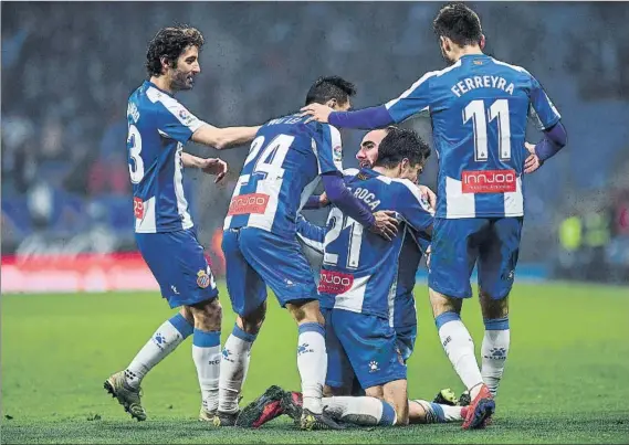  ?? FOTO: GERARD FRANCO ?? Eugoria total Sergi Darder es abrazado por sus compañeros al marcar el gol que daba el triunfo al Espanyol, que superó al Rayo en la segunda parte
