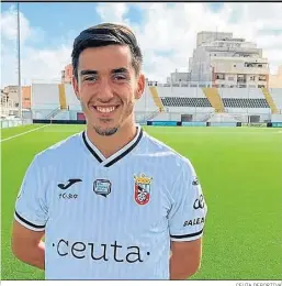  ?? CEUTA DEPORTIVA ?? Nacho Holgado, con la camisola de la AD Ceuta.