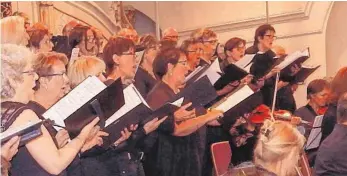  ?? FOTO: KURT ZIEGER ?? Der Weinrauch-Chor gestaltete mit Solisten und Orchester sein sechstes Konzert im Münster Zwiefalten.