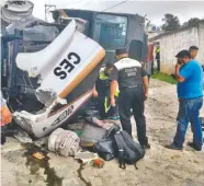  ??  ?? El camión trasladaba a oficiales desplegado­s en la región de Malinalco, adscritos al Segundo Agrupamien­to de Cuautitlán.