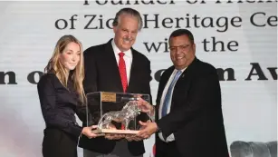  ?? (Yossi Zamir) ?? FRIENDS OF ZION founder Mike Evans receives the Lion of Jerusalem award from ‘Post’ CEO Ronit Hasin-Hochman and the capital’s new mayor, Moshe Lion.