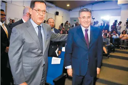  ??  ?? Roberto Campa, titular de la Secretaría de Trabajo, y Luis Raúl González Pérez, presidente de la CNDH.