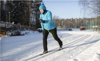  ?? FOTO: NIKLAS TALLQVIST ?? Outi Töytäri tillbringa­r en del av sin lediga dag i skidspåren i Alberga idrottspar­k. Men hon avslutar också gärna arbetsdage­n på distanskon­toret med en skidtur – det får hjärnan att koppla bort från jobbet.