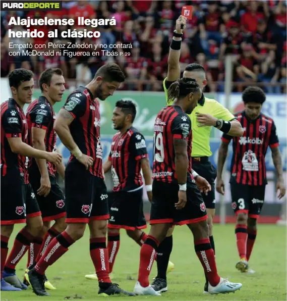  ?? JORGE CASTILLO ?? El árbitro Steven Madrigal le muestra la tarjeta roja a Jonathan McDonald luego de una fuerte entrada a Edder Monguío, de Pérez Zeledón, en el juego de ayer que finalizó 1-1. El artillero manudo no podrá jugar el clásico del próximo domingo.