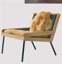  ??  ?? ˜ e bgm®kb^nk hn ^g ie^bg Zbk% le fauteuil en teck des designers Matteo Thun et Antonio Rodriguez, affiche une allure simple et élégante. 852 € ethimo.com