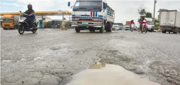  ?? SUNSTAR FOTO / ALLAN CUIZON ?? ROAD REPAIR
SOON. Ouano Ave. will finally undergo rehabilita­tion in the next few months, which means Mandaue City will implement a rerouting scheme.