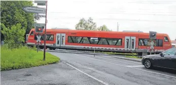  ?? FOTO: SUSI WEBER ?? Mal wieder ist die Bahnschran­ke runter in Kißlegg. Um den Bahnüberga­ng beseitigen zu lassen, wollen Gemeinde und Gemeindera­t jetzt lautstärke­r auftreten.