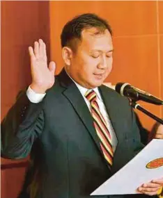 ??  ?? PELE mengangkat sumpah sebagai Setiausaha DUN Sarawak.