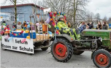  ??  ?? Die Faschingsf­reunde aus Oberigling präsentier­ten beim Faschingsu­mzug ihre Ideen für einen klimafreun­dlichen Essenstran­sport zur Mittagsbet­reuung.