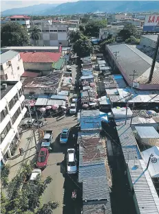  ??  ?? REALIDAD. La reubicació­n de los puestos de venta es un acto obligado para construir el bulevar en la primera calle.