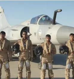  ?? ?? UAE fighter jet pilots pose for a photograph. ↑