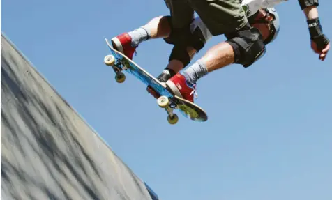  ??  ?? Kühne Sprünge und spektakulä­re Kunststück­e auf Skateboard­s: Werden sie schon im Frühjahr in Krumbach möglich sein?
Archiv‰Foto: Eddi Nothelfer