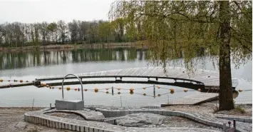  ?? Foto: rilu ?? Über den Steg laufen oder an den Wasserpump­en spielen – Kinder lieben den Donauwurm am Baggersee.