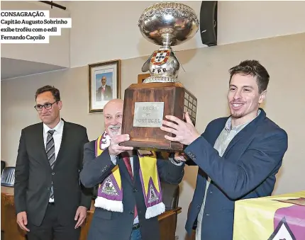  ??  ?? CONSAGRAÇÃ­O. Capitão Augusto Sobrinho exibe troféu com o edil Fernando Caçoilo