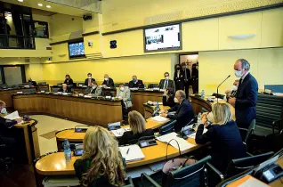  ??  ?? Seduta di 9 ore Il presidente Luca Zaia in commission­e Sanità