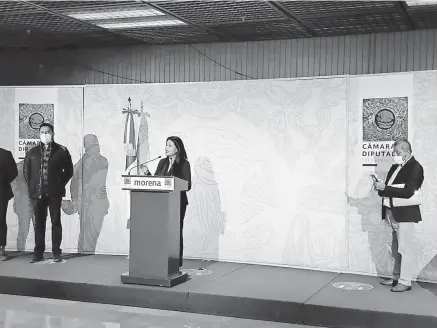  ??  ?? Teresa Carbajal Vázquez, representa­nte del Barzón, ayer en conferenci­a de prensa en la Cámara de Diputados/ cortesía Barzón