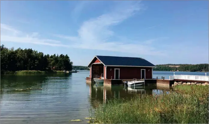  ?? SPT/MIKAEL SJÖVALL ?? FRID OCH RO. Ett båthus i Lövdal får symboliser­a lyckan och harmonin på Lillandet i Nagu.