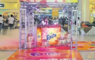  ??  ?? #Lakajasv. La compañía Coca-cola en El Salvador y su socio embotellad­or Industrias La Constancia dieron a conocer el regreso de Fanta Kolita.