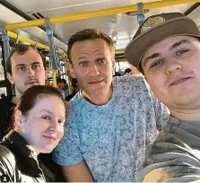  ?? FOTO ČTK/AP ?? Před letem. Navalnyj na selfie se svou mluvčí Kirou Jarmyšovou (vlevo) cestou na letiště v sibiřském Tomsku.