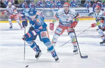  ?? FOTO: FELIX KÄSTLE ?? In der aktuellen Saison waren sie noch Gegner, in der kommenden Saison sind sie Teamkolleg­en: Robbie Czarnik (hinten) spielt in der kommenden Saison in Ravensburg zusammen mit Kilian Keller.