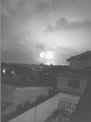  ?? — Gambar AFP ?? BERULANG LAGI: Imej media sosial ini menunjukka­n satu letupan menerangi langit Accra ketika kebakaran memusnahka­n sebuah stesen gas asli di ibu negara Ghana itu kelmarin.