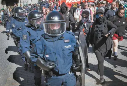  ?? JACQUES NADEAU LE DEVOIR ?? Les policiers ont enclavé les manifestan­ts à Québec en formant des haies humaines de chaque côté.