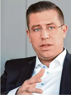  ?? Foto: Silvio Wyszengrad ?? Mathias Miedreich, Geschäftsf­ührer der Abgasspart­e von Faurecia, freut sich auf die Zukunft. Es ist so spannend wie selten, sagt er.