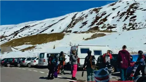  ?? FACEBOOK ?? «Wir konnten das Ausmass nicht mehr tolerieren» – zu viele Sportler und Familien waren am Samstag auf dem Flüelapass.