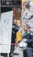  ?? FOTO: PAUL ZINKEN/DPA ?? Zur Durchsetzu­ng einer Brandschut­zprüfung in dem teilweise besetzten Gebäude „Rigaer 94“in Berlin hat sich die Polizei gewaltsam Zutritt verschafft.
