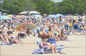  ?? Erik Trautmann / Hearst Connecticu­t Media ?? Visitors flocked to Calf Pasture Beach in Norwalk to celebrate Independen­ce Day weekend in 2016.